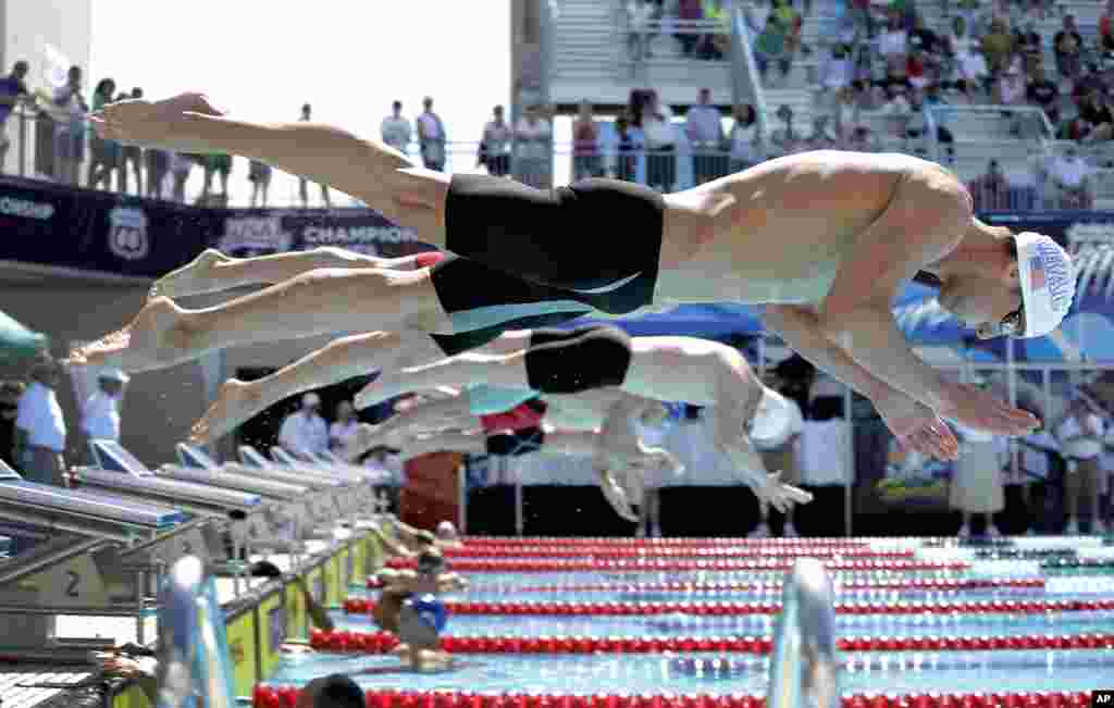 Michael Phelps, depan, bersaing pada babak penyisihan renang gaya dada 200 meter putra di lomba renang nasional AS di San Antonio, Texas.