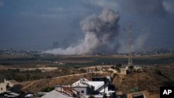 Una nube de humo se observa en la Franja de Gaza desde el poblado de Sderot, en el sur de Israel, después de un ataque israelí, el 21 de noviembre de 2023.