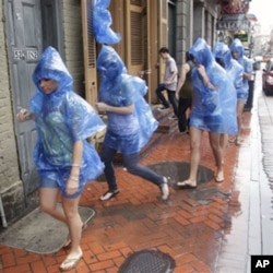 在風暴“李”吹襲之下﹐遊客冒雨遊覽新奧爾良市的法國區(French Quarter)