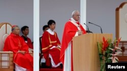 Paus Fransiskus mengantarkan misa di Gwanghwamun, gerbang utama Istana Gyeongbokgung di Seoul (14/8).