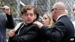 Su hijo Michael Gandolfini a su llegada al funeral de su padre.