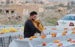 Seorang pria menyiapkan makanan untuk buka puasa selama bulan puasa Ramadhan, di Mosul, Irak, 15 April 2021. (Foto: REUTERS/Khalid Al-Mousily)