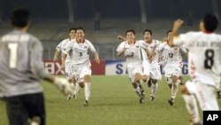 지난 2006년 인도 콜카타에서 열린 아시아축구연맹 유소년 축구대회 결승전에서 북한 선수들이 승부차기 끝에 일본을 누르고 우승이 확정되자 환호하고 있다. (자료사진)