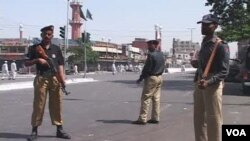 Polisi berjaga-jaga di kota Karachi, Pakistan bagian selatan.