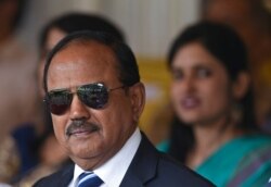 Penasihat Keamanan Nasional India Ajit Doval menghadiri upacara untuk merayakan Hari Kemerdekaan India ke-73, menandai berakhirnya pemerintahan kolonial Inggris, di Srinagar, India, 15 Agustus 2019. (Foto: AFP)