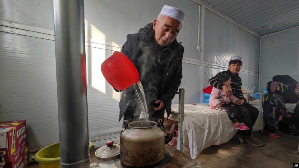 中国甘肃省地震灾区梅坡村的居民在移动房屋内烧水。（2023年12月21日）(photo:VOA)