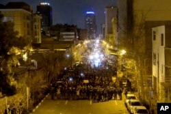 İranda teokratik hakimiyyətə qarşı kök salmış narazılıq özünü tez-tez baş qaldıran kütləvi etiraz askiyalarında büruzə verir.