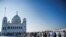 အိန္ဒိယနယ်စပ်အနီး Kartarpur ရှိ အထွတ်အမြတ်ထားရာ နေရာသို့ သွားရောက်ဝတ်ပြုရန် တန်းစီစောင့်ဆိုင်းနေသည့် ဆစ်ခ်ဘုရားဖူးများ။ (နိုဝင်ဘာ ၉၊ ၂၀၁၉)