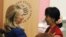 La secretaria de Estado de EE.UU., Hillary Clinton (izquierda), presenta a la líder birmana Aung San Suu Kyi.