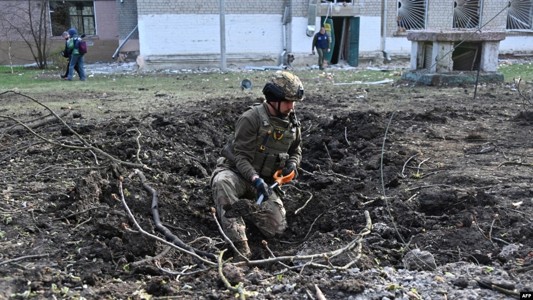 A Ukrainian explosive technician examines the site of an explosion after a Russian missile strike in Kharkiv on April 6, 2024. A Russian microchip company continues to provide chips to Russian arms manufacturers despite its claims it doesn't, VOA has learned.