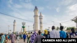 Des pèlerins se rendent à la Grande Mosquée de Touba pendant le Grand Magal des Mourides à Touba le 26 septembre 2021.