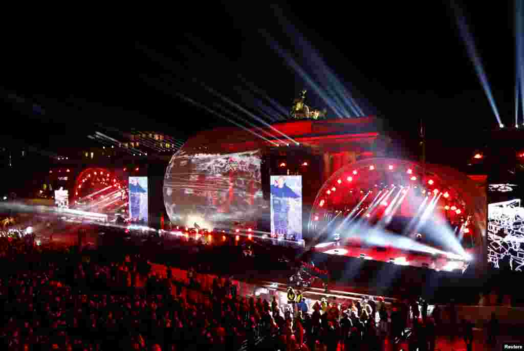 ہرسال جب بھی دیوار برلن کے انہدام کی سالگرہ آتی ہے برانڈنبرگ گیٹ پر خصوصی تقریبات منعقد کی جاتی ہیں۔ جرمنی بھر سے لوگ یہاں آتے اور واقعے کی یاد میں شمعیں روشن کرتے ہیں جبکہ یاد گار کے طور پر باقی رہ جانے والی دیوار کے ایک حصہ پر پھول رکھتے ہیں۔