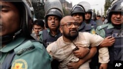 প্রতিবাদকারীদের ছত্রভঙ্গ করতে বাংলাদেশের পুলিশের কাঁদানে গ্যাস ব্যবহার