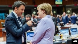 នាយក​រដ្ឋ​មន្រ្តី​អ៊ីតាលី Matteo Renzi (រូប​ឆ្វេង) និយាយ​ជាមួយ​លោកស្រី​អធិការបតី​អាល្លឺម៉ង់ Angela Merkel កំឡុង​ពេល​នៃ​កិច្ច​ប្រជុំ​តុ​មូល​នៅ​កិច្ច​ប្រជុំ​កំពូល​របស់​សហភាព​អឺរ៉ុប​នៅ​ក្នុង​ទីក្រុង​ព្រុចសែស (Brussels) កាលពី​ថ្ងៃទី២៥ ខែមិថុនា ឆ្នាំ២០១៥។