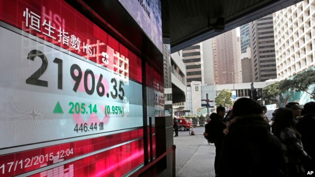 Un cartel electrónico frente a un banco en Hong Kong indica la ganancia del índice Hang Seng, el jueves, 17 de diciembre de 2015.
