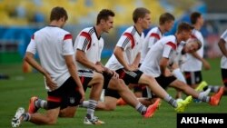 Germany's Miroslav Klose, 2nd from left, stretches during an official training session one day before the World Cup quarterfinal soccer match between Germany and France at Maracana Stadium in Rio de Janeiro, July 3, 2014.