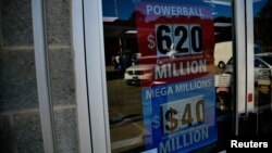 Un cartel en una tienda KC Mart, en Simpsonville, Carolina del Sur, anuncia los premios de la semana de las loterías Powerball y Mega Millions. Foto del 24 de octubre de 2018. 