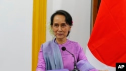 Aung San Suu Kyi dalam konferensi pers di Naypyitaw, Myanmar, 12 Januari 2018. (Foto: dok).