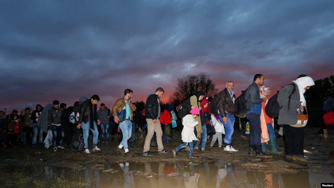 Migran melalui perbatasan Zakany, Hungaria, 16 Oktober 2015. (Foto: dok.)