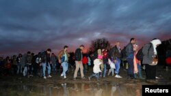 Para pengungsi menyeberangi perbatasan Zakany, Hungaria, 16 Oktober 2015. (Foto: dok.)