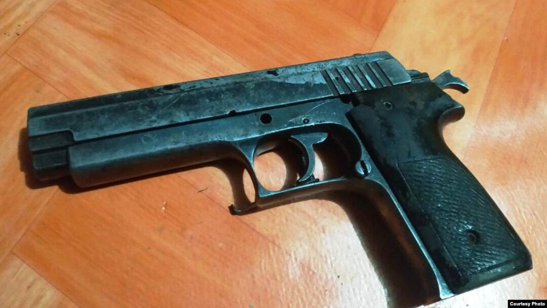 Pistol standar militer 9 mm. (Foto courtesy: Kapendam XVII-Cen./ilustrasi) Jesus Malabanan, koresponden surat kabar Manila Standard, meninggal saat dibawa ke rumah sakit setelah ditembak di kepalanya di toko keluarganya di Calbayong, Samar, Filipina, Kamis (9/12).