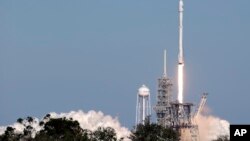 Sebuah roket Falcon 9 SpaceX mengangkut satelit komunikasi Koreasat 5A meluncur dari tempat peluncuran 39A di Kennedy Space Center di Tanjung Canaveral, Florida, Senin, 30 Oktober 2017 (foto: AP Photo/John Raoux)