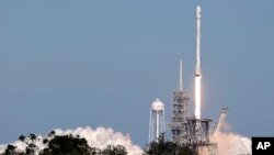 Roket Falcon membawa kapsul SpaceX meluncur dari Kennedy Space Center di Cape Canaveral, Florida, 30 Oktober lalu (foto: dok). NASA kembali meluncurkan kapsul SpaceX ke stasiun antariksa hari Jumat (15/12). 