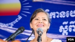 Bà Mu Sochua, người phó của ông Kem Sokha, kêu gọi các nhà tài trợ quốc tế mở mắt để chứng kiến “nền dân chủ giả hiệu” của Campuchia.