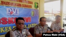 Kabid Humas Polda Jawa Timur Kombes Pol Frans Barung Mangera, didampingi Kabiddokkes, dan Kepala Rumah Sakit Bhayangkara, memberikan keterangan kepada wartawan di Surabaya, Jumat,18 Mei 2018. (Foto: VOA/Petrus Riski).