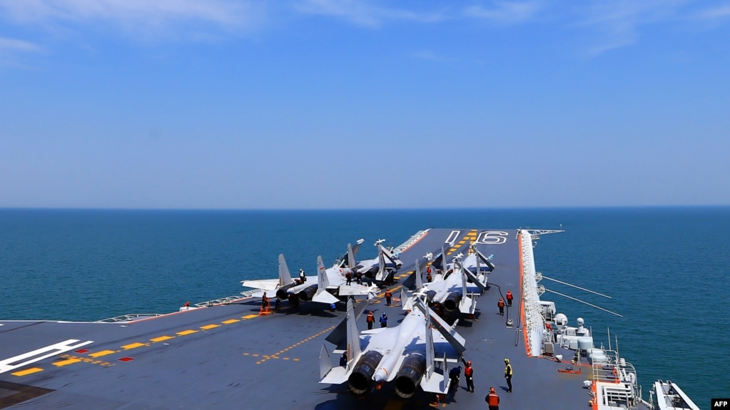 2018年4月24日，中国航空母舰辽宁号上的歼15战斗机。中国海军舰队在东中国海举行了“实弹演习”。(photo:VOA)