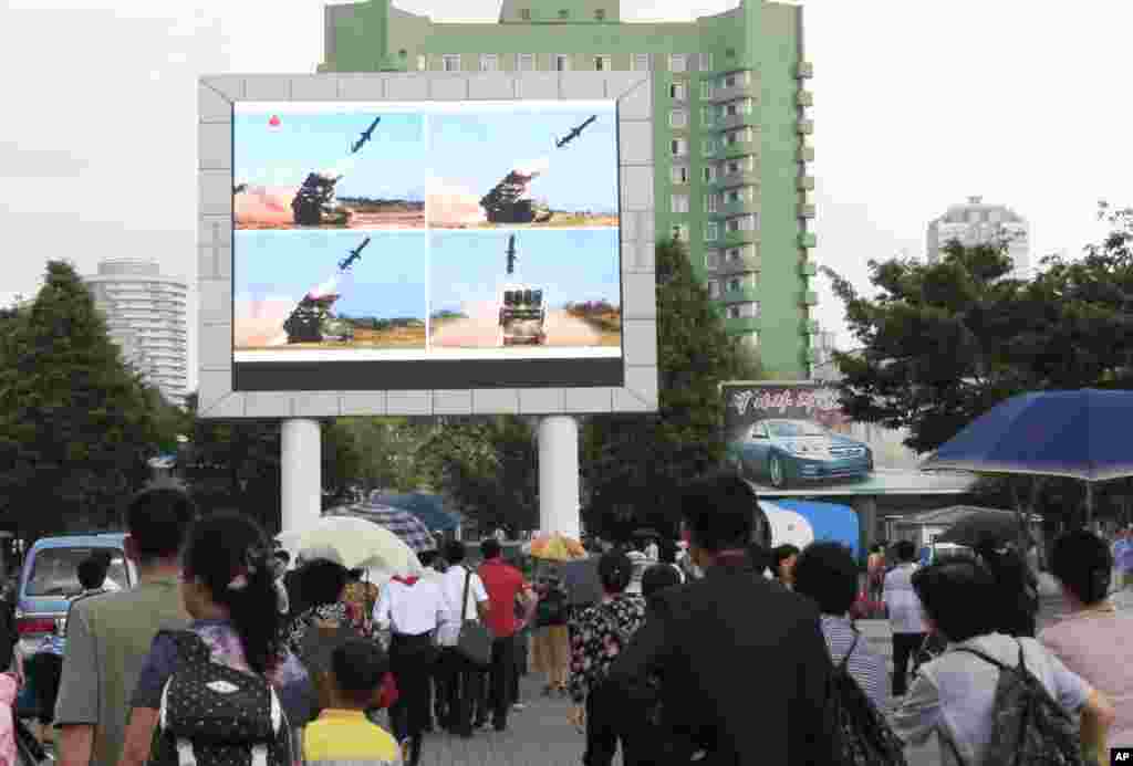 9일 평양 거리 대형 스크린에 북한이 새로 개발한 지대한 순항미사일 발사 관련 보도가 나오고 있다.
