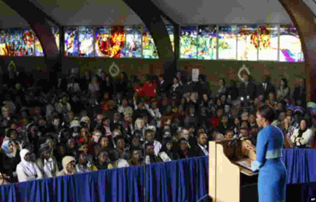 Michelle Obama discursa perante jovens lideres africanas na igreja Regina Mundi (Rainha do Mundo) no Soweto
