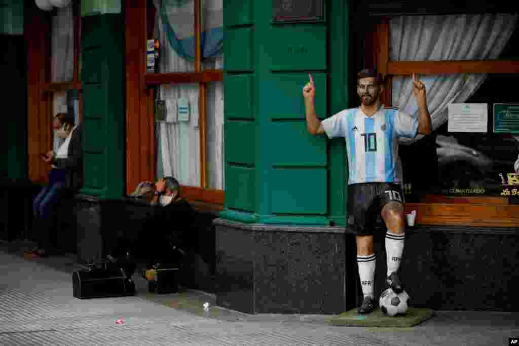 مجسمه‌ای از لیونل مسی در کنار یک مغازه در پایتخت آرژانتین. ستاره بارسلونا بعد از حدود دو دهه، از جدایی احتمالی خود خبر داده است. 