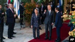 Presiden AS Joe Biden mengacungkan jempol usai menerima Medali Kehormatan Presiden Israel dari Presiden Israel Isaac Herzog, dalam upacara di Yerusalem, Kamis, 14 Juli 2022. 