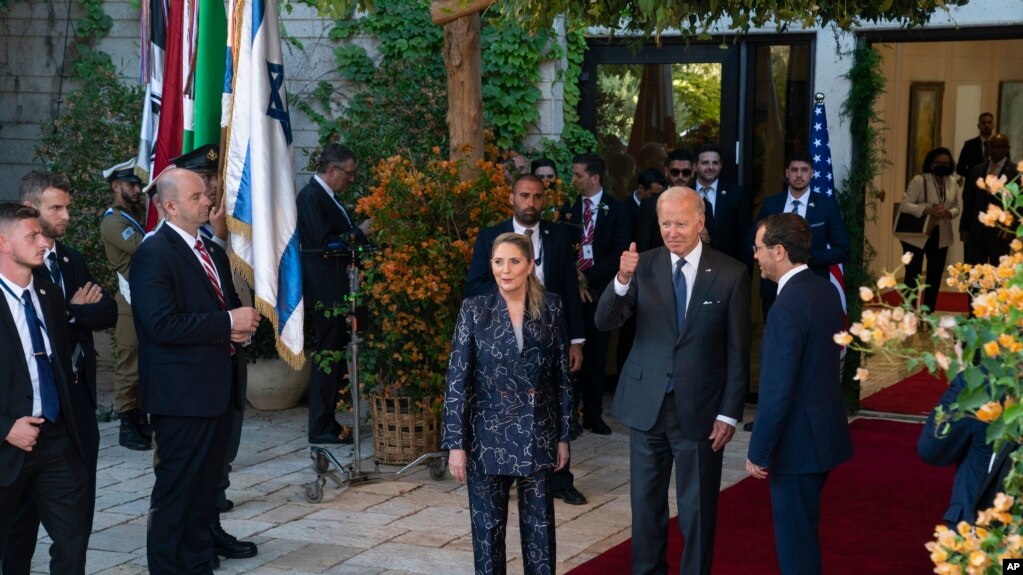 美国总统拜登在耶路撒冷被以色列总统赫尔佐格授予“以色列总统自由勋章”后离开授勋仪式现场。(2022年7月14日)(photo:VOA)