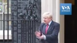 Boris Johnson applaudit les travailleurs de la santé devant Downing Street