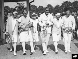 Beyaz giysi zorunluluğu 1877'deki ilk Wimbledon turnuvasına kadar uzanıyor. Bu fotoğrafta 1929 yılındaki turnuvanın yıldız oyuncuları yer alıyor