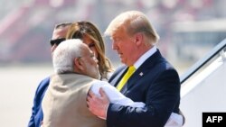 Le Premier ministre indien Narendra Modi a donné une accolade chaleureuse au président américain Donald Trump à son arrivée à l'aéroport international Sardar Vallabhbhai Patel à Ahmedabad, le 24 février 2020. (Photo de MANDEL NGAN / AFP)
