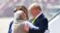 Le Premier ministre indien Narendra Modi a donné une accolade chaleureuse au président américain Donald Trump à son arrivée à l'aéroport international Sardar Vallabhbhai Patel à Ahmedabad, le 24 février 2020. (Photo de MANDEL NGAN / AFP)
