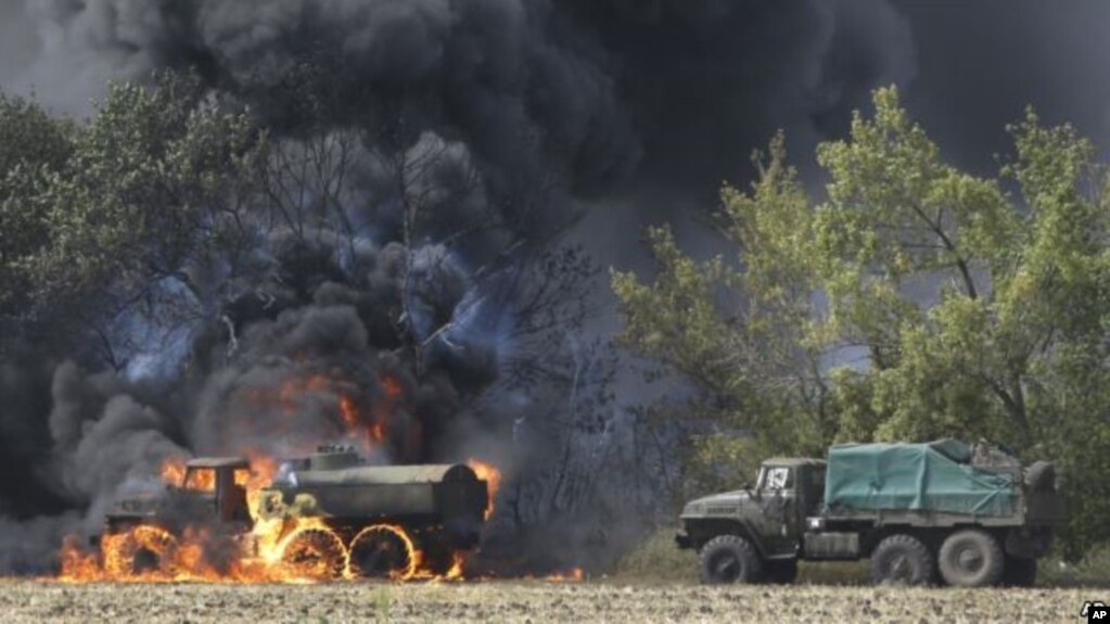 俄军对乌克兰顿巴斯地区进行狂轰滥炸，一辆军用油罐车起火。(photo:VOA)