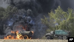 俄军对乌克兰顿巴斯地区进行狂轰滥炸，一辆军用油罐车起火。