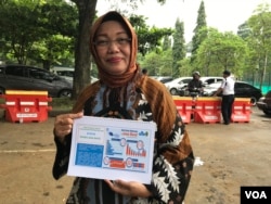 Kepala Dinas Perlindungan Perempuan Jawa Barat, Poppy Sophia Bakur, menunjukkan data kekerasan terhadap perempuan termasuk perdagangan orang di Jawa Barat. (Foto:VOA/Rio Tuasikal)