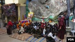 Buddhist devotees wait in line to get inside the venue of the Dalai Lama&#39;s teachings on the fifth day of Kalachakra near Leh, India.