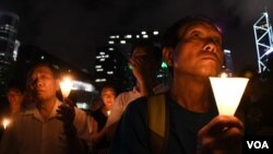 數百香港人燭光悼念劉曉波逝世一週年。(美國之音特約記者 湯惠芸拍攝 )