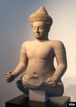 An ancient Khmer statue that is being returned to Cambodia by Christie’s auction house. (R. Poch/VOA)