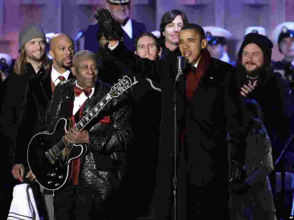 Presiden AS Barack Obama bersama musisi B.B. King pada upacara dinyalakannya pohon Natal di Gedung Putih, Washington, D.C., 9 Desember 2010. (AP/Charles Dharapak)