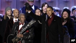 Prezidan Barack Obama --ki te gen mizisyen B.B. King bò kote l-- tap salye foul la nan yon seremoni kote yo tap limen Ab de Nwèl Nasyonal la sou yon plas piblik ki tou prè La Mezon Blanch nan Washington. (Foto: 9 desanm 2010). 