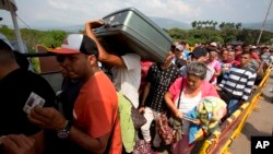 En esta foto de archvio del 21 de febrero de 2018, venezolanos cruzan el puente internacional Simón Bolívar hacia Colombia.