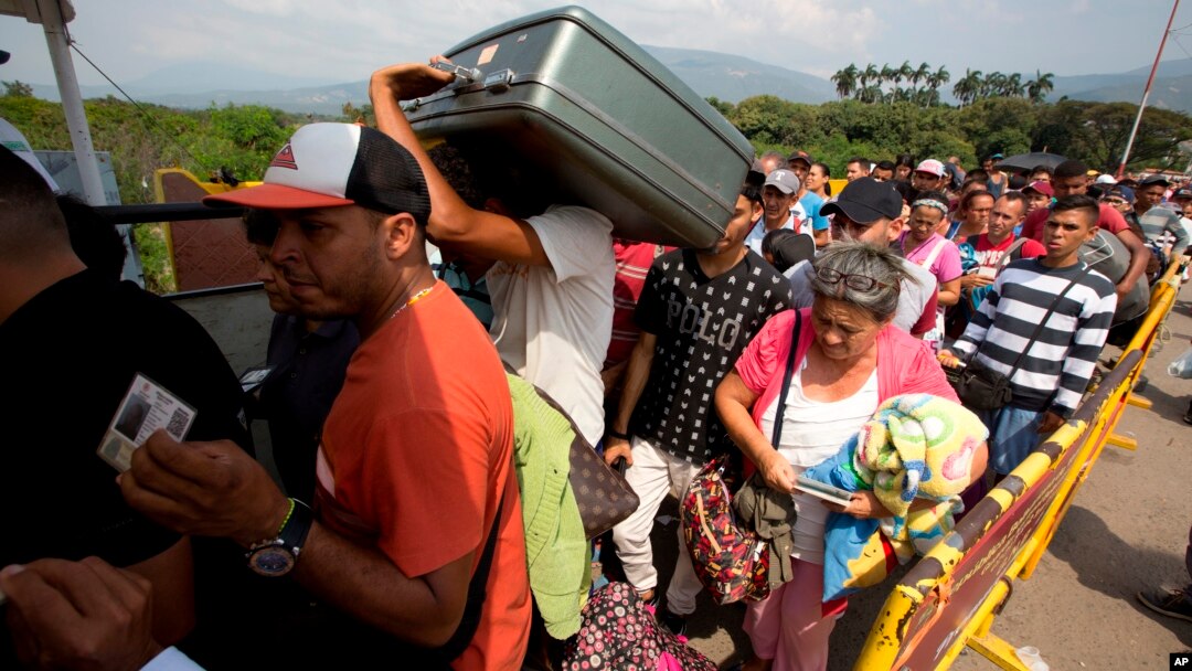 Para pengungsi Venezuela menyeberangi jembatan Simon Bolivar Internasional menuju Kolombia, 21 Februari 2018.