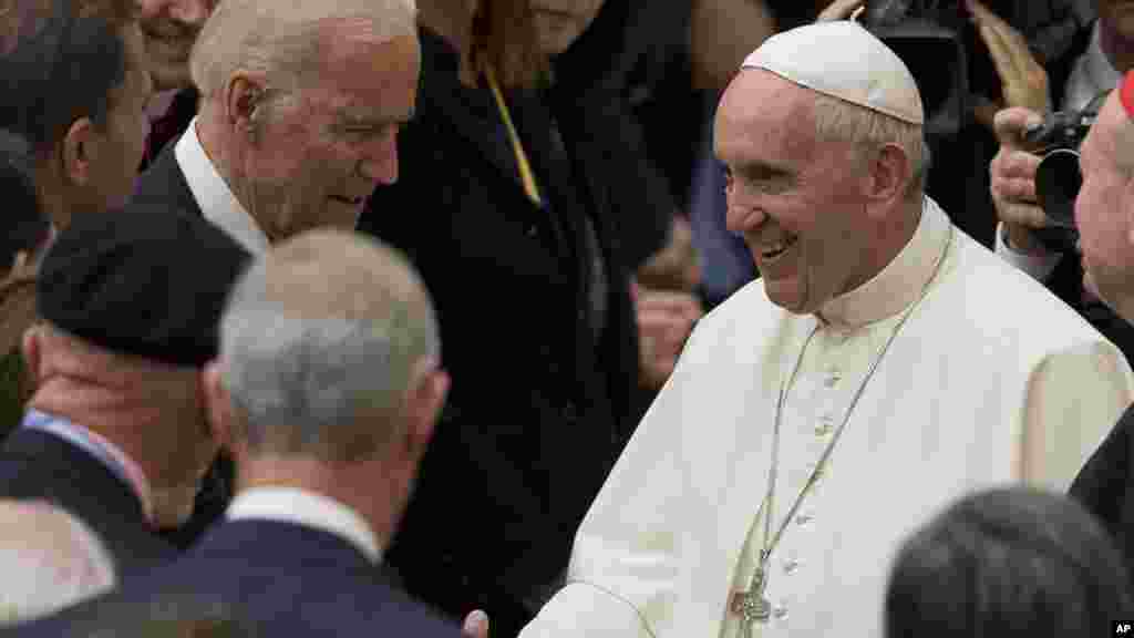 Le Pape François, serre la main avec le vice-président américain Joe Biden lors du congrès sur les progrès de la médecine régénérative, Vatican, 29 avril 2016.